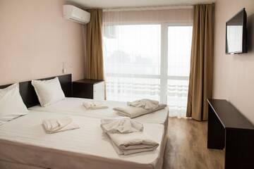 Фото номера Двухместный номер Делюкс с 1 кроватью и балконом Отель Hotel Kremikovci г. Китен 2