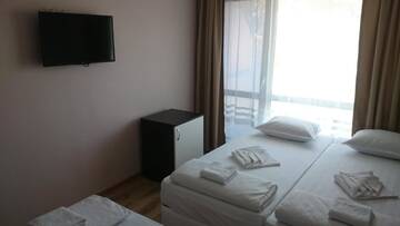 Фото номера Трехместный номер Делюкс Отель Hotel Kremikovci г. Китен 3