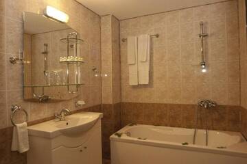 Фото номера Двухместный номер с 1 кроватью и балконом Отель Hotel Kamenec г. Китен 6