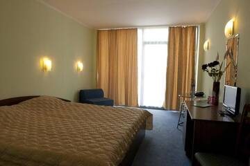 Фото номера Двухместный номер с 1 кроватью и балконом Отель Hotel Kamenec г. Китен 4