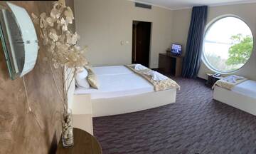 Фото номера Трехместный номер Делюкс с балконом Отель Hotel Kamenec г. Китен 5