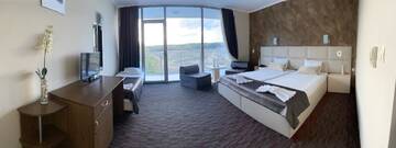Фото номера Трехместный номер Делюкс с балконом Отель Hotel Kamenec г. Китен 6