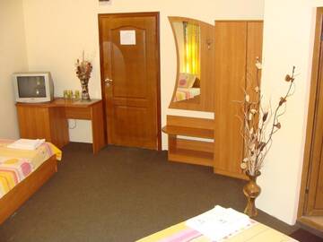 Фото номера Трехместный номер Отель Sunny Paradise Family Hotel г. Китен 4