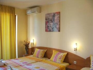 Фото номера Трехместный номер Отель Sunny Paradise Family Hotel г. Китен 5