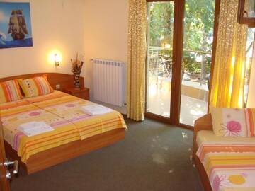 Фото номера Трехместный номер Отель Sunny Paradise Family Hotel г. Китен 3
