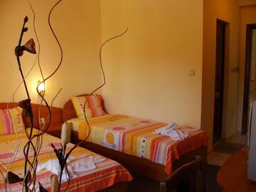 Фото номера Трехместный номер Отель Sunny Paradise Family Hotel г. Китен 7