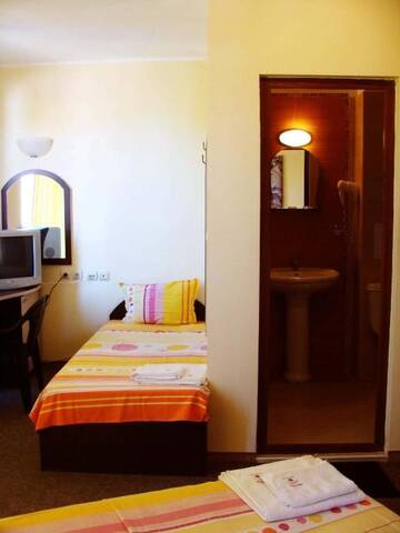 Фото номера Трехместный номер Отель Sunny Paradise Family Hotel г. Китен 12