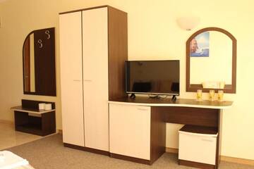Фото номера Трехместный номер Отель Sunny Paradise Family Hotel г. Китен 16